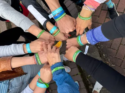 Debossed Colorfilled - Wir sind ein Team im Network Marketing mit testbasierter Nahrungsergnzung Um uns auf einer groen Veranstaltung von anderen Teams abzuheben haben wir Armbnder mit unserem Team Namen fr jedes Teammitglied anfertigen lassen